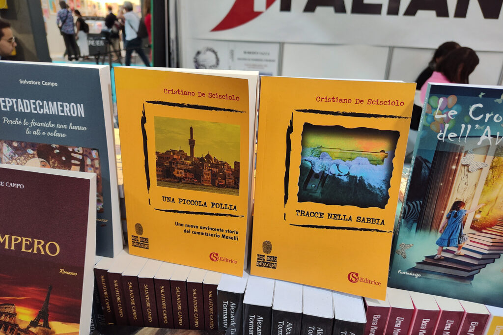 Libri "Una piccola follia" e "Tracce nella sabbia" esposti al Salone del Libro di Torino 2024