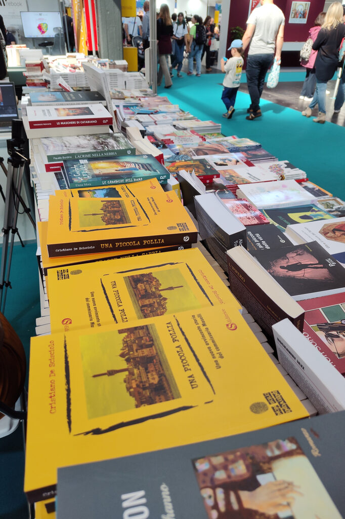Libri "Una piccola follia" e "Tracce nella sabbia" esposti al Salone del Libro di Torino 2024