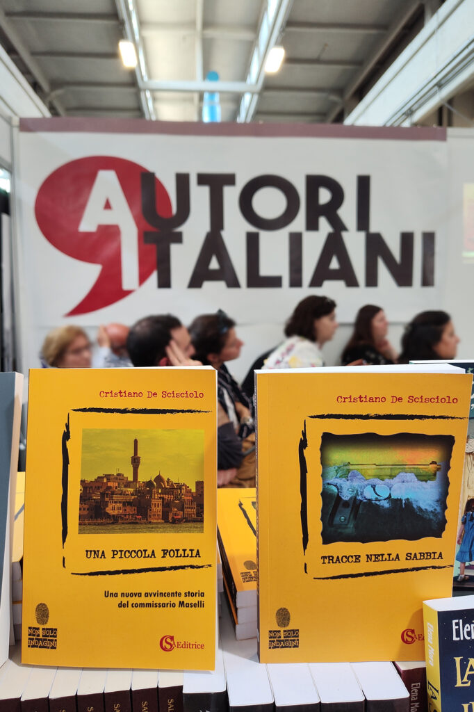 Libri "Una piccola follia" e "Tracce nella sabbia" esposti al Salone del Libro di Torino 2024