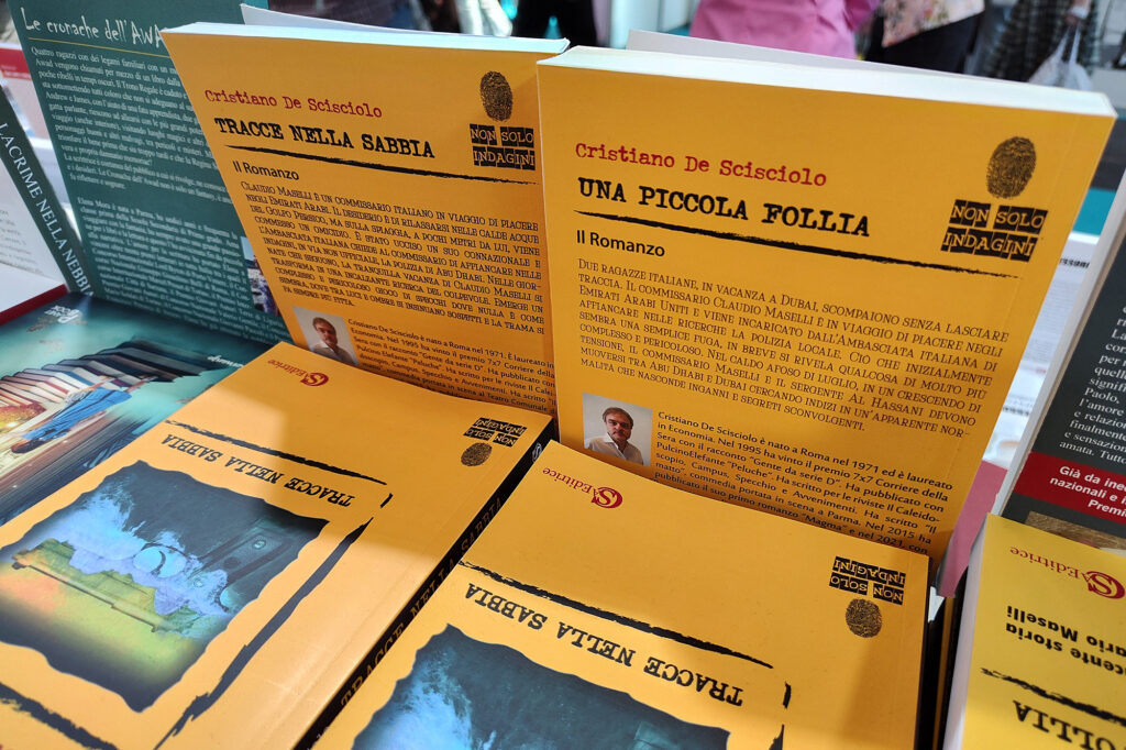 Libri "Una piccola follia" e "Tracce nella sabbia" esposti al Salone del Libro di Torino 2024